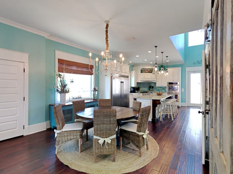 Dining Area - Seats 6