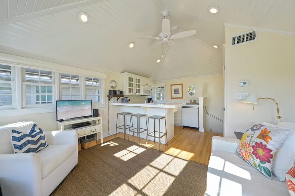FANTASTIC GETAWAY, SPACIOUS AND COASTAL COTTAGE