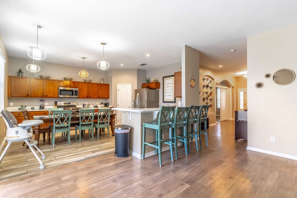 Another shot of the dining & open kitchen area