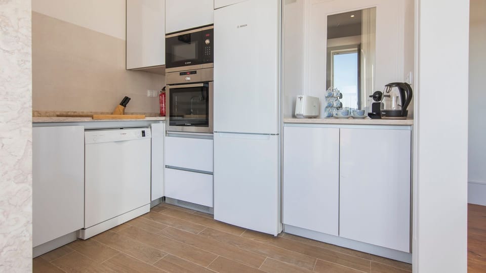 Prepare your favorite meals in the fully equipped modern kitchen, complete with everything you need for a comfortable and effortless stay. #ModernKitchen #SelfCatering #HolidayHome #TravelComfort #Portugal #PT #Lisboa