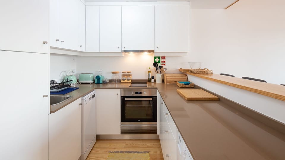 Everything you need to feel at home in Porto. A fully equipped kitchen ready for slow breakfasts, home-cooked dinners and everything in between.
#Porto #PortoApartment #PortoStay #HolidayApartment #VisitPorto