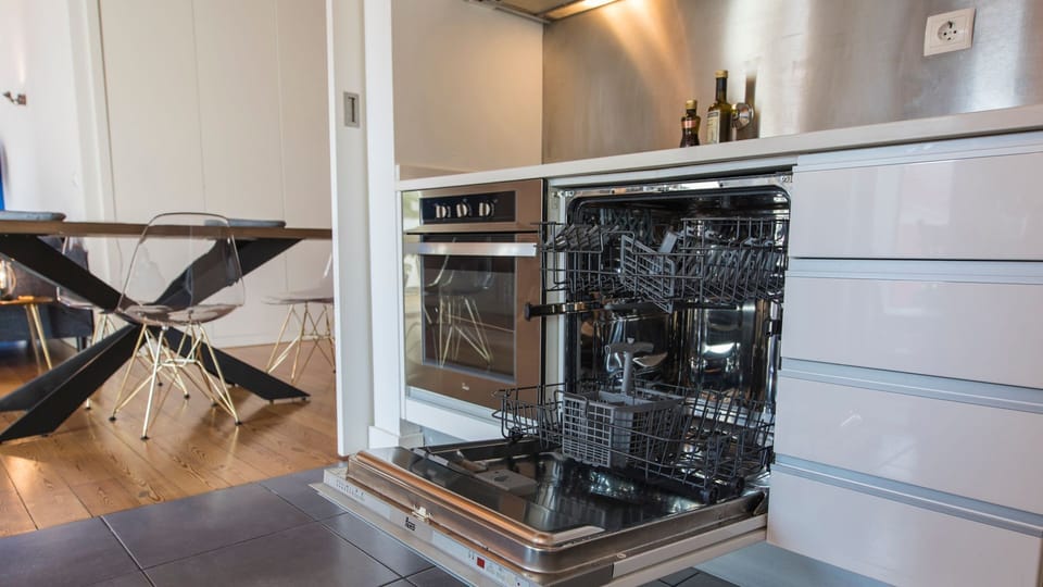 Prepare delicious meals with ease in this sleek, fully equipped kitchen, featuring a modern built-in dishwasher and integrated oven. The contemporary design and convenience make cooking and cleanup a pleasure. #ModernKitchen #DishwasherIncluded #EasyCooki