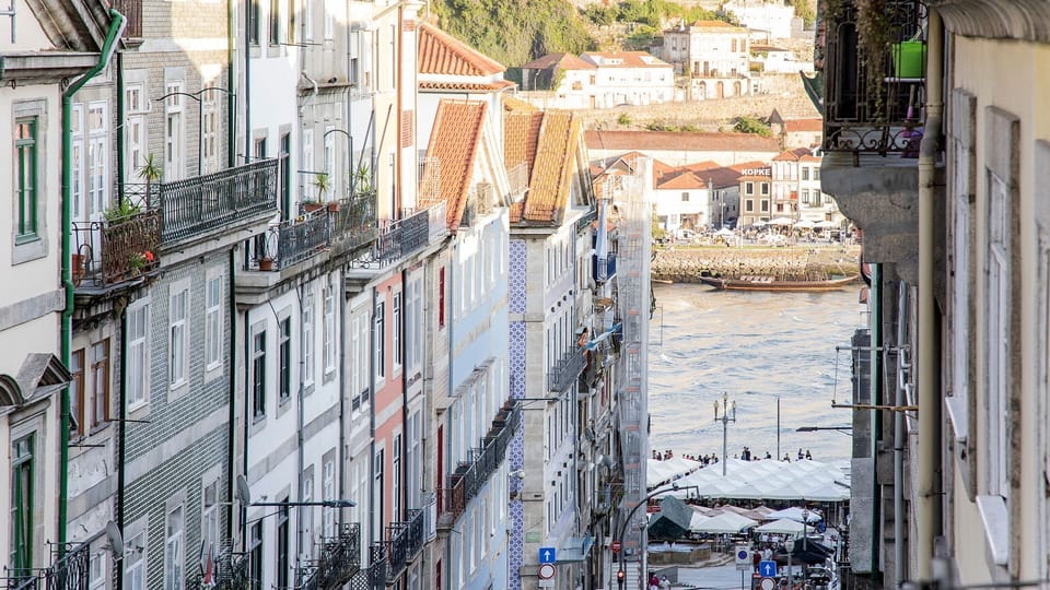 River views straight from the apartment’s window — a privileged setting in the heart of downtown Porto.

#porto #downtown #sunny #riverview #lovelystay
