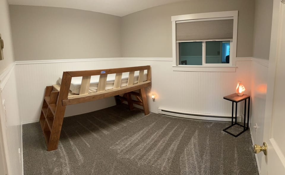 Twin loft bed, bedroom 3