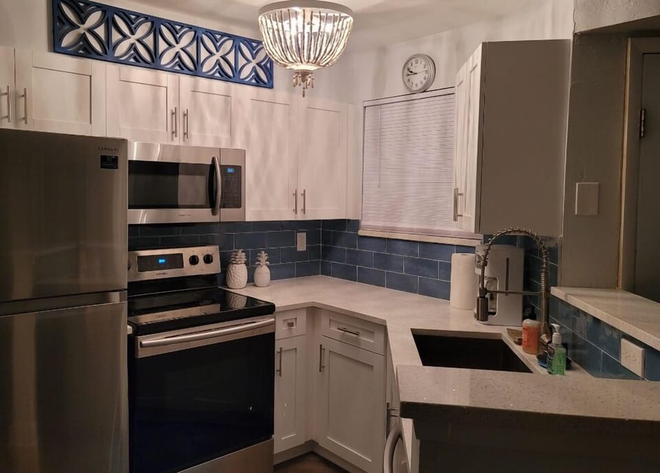 Cottage kitchen , What's cookin?
