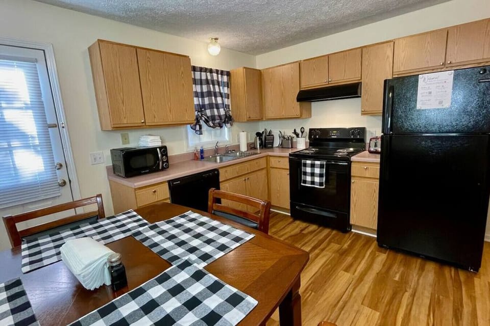 Fully equipped kitchen to prepare home-cooked meals, or use the retro-cool microwave and powerful Ninja blender for quick and easy meals.