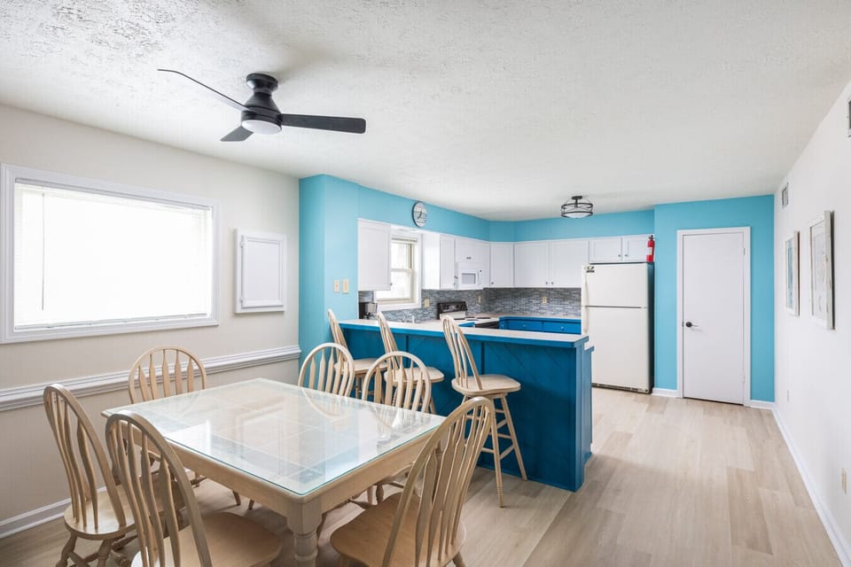 Dining plus breakfast bar - enjoy guests and seat 9 comfortably