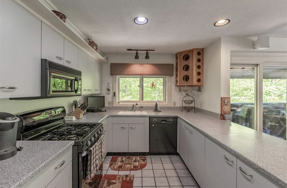 Fully equipped kitchen.
Dishwasher.