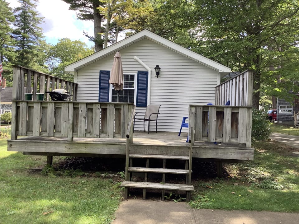 Back deck has a brand new full size webber gas grill, dining set and chairs 