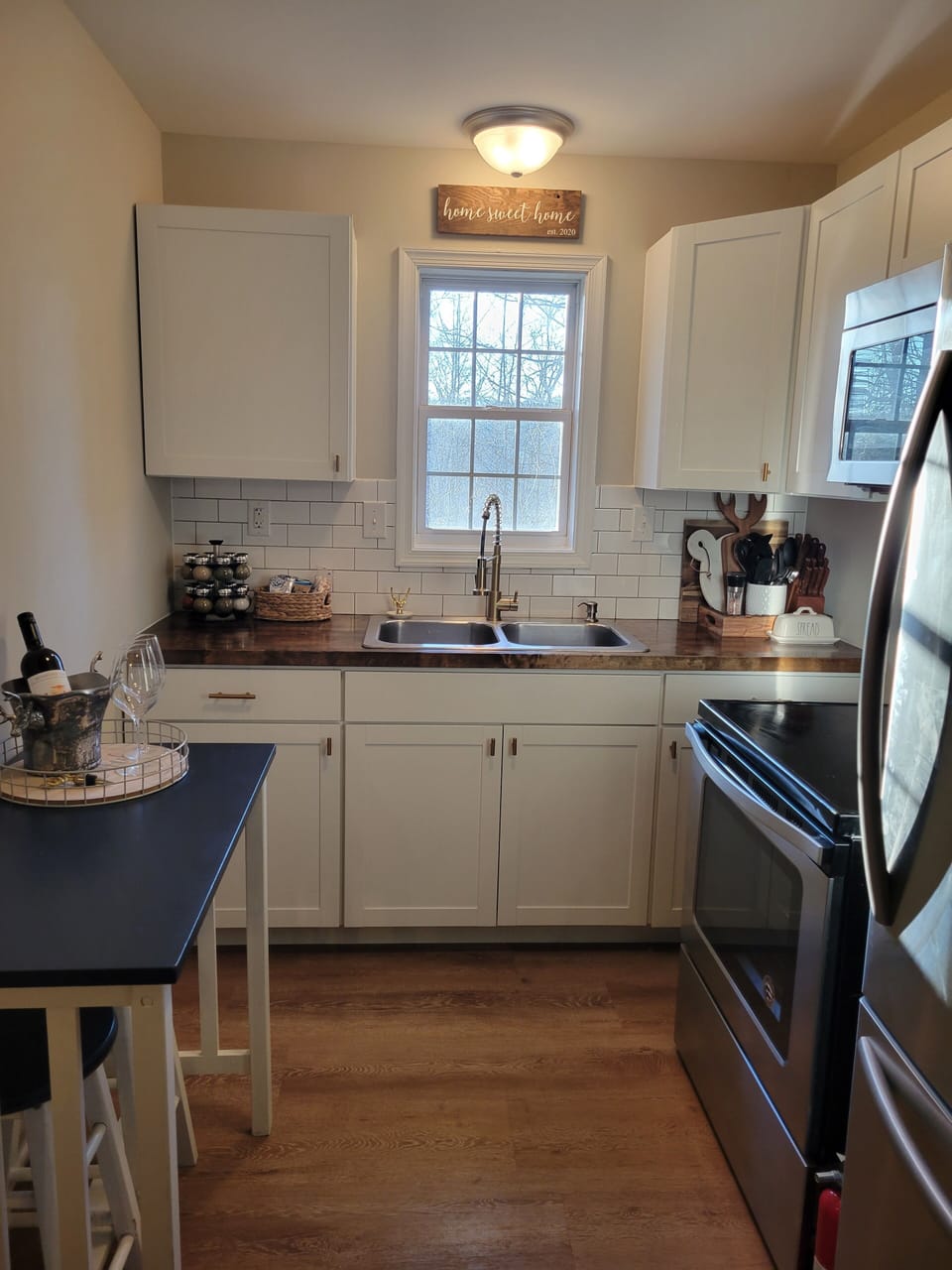 Fully equipped kitchen.