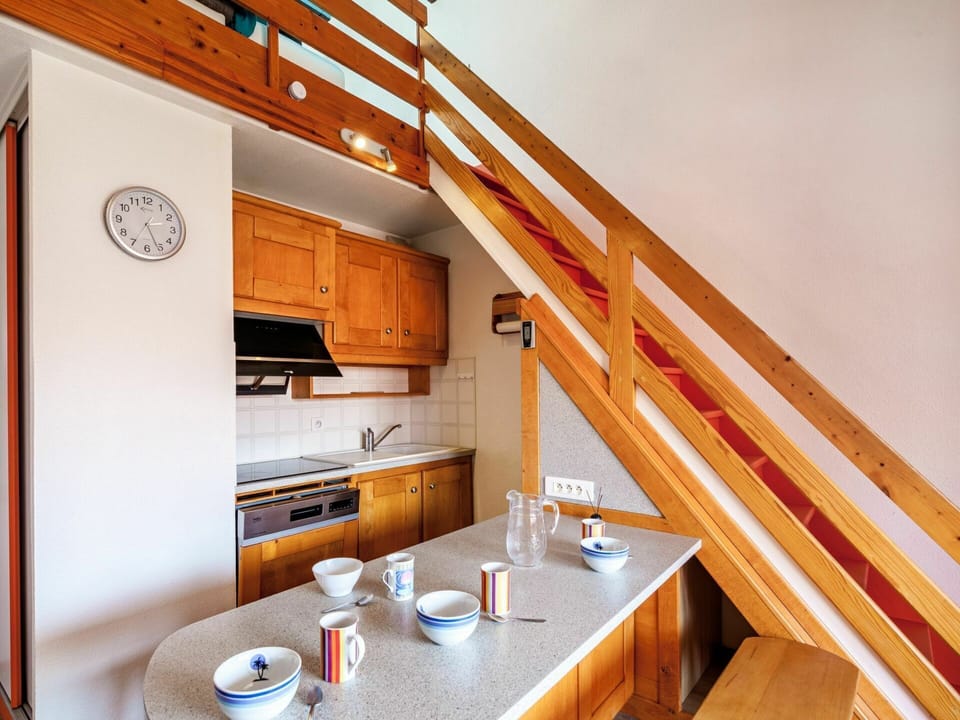 Cabinetry, Building, Countertop, Wood, Table, Interior Design, Shelving, Tableware, House, Floor