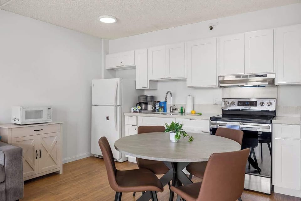 Fully equipped kitchen and dining table with 4 chairs