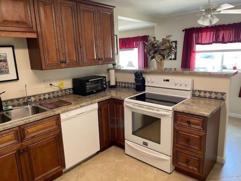 Fully equipped Kitchen with dishwasher and air fryer 