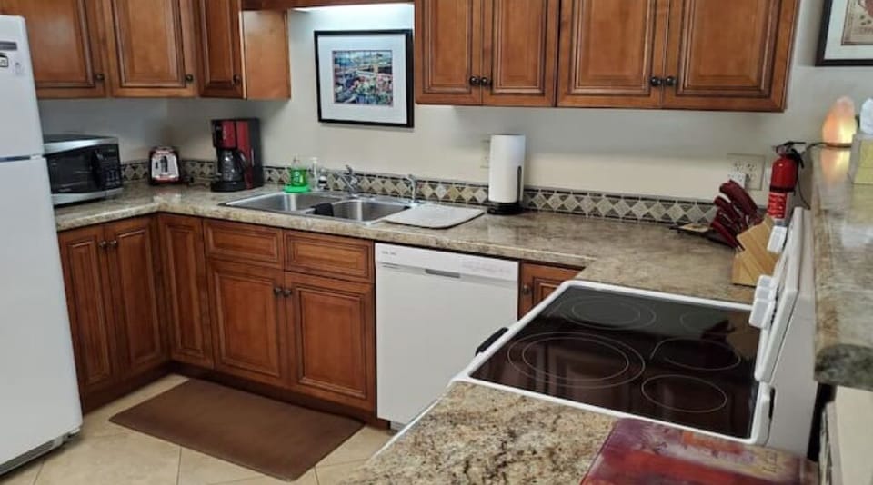 Fully equipped kitchen, toaster, microwave, air fryer, dishwasher, coffee maker 