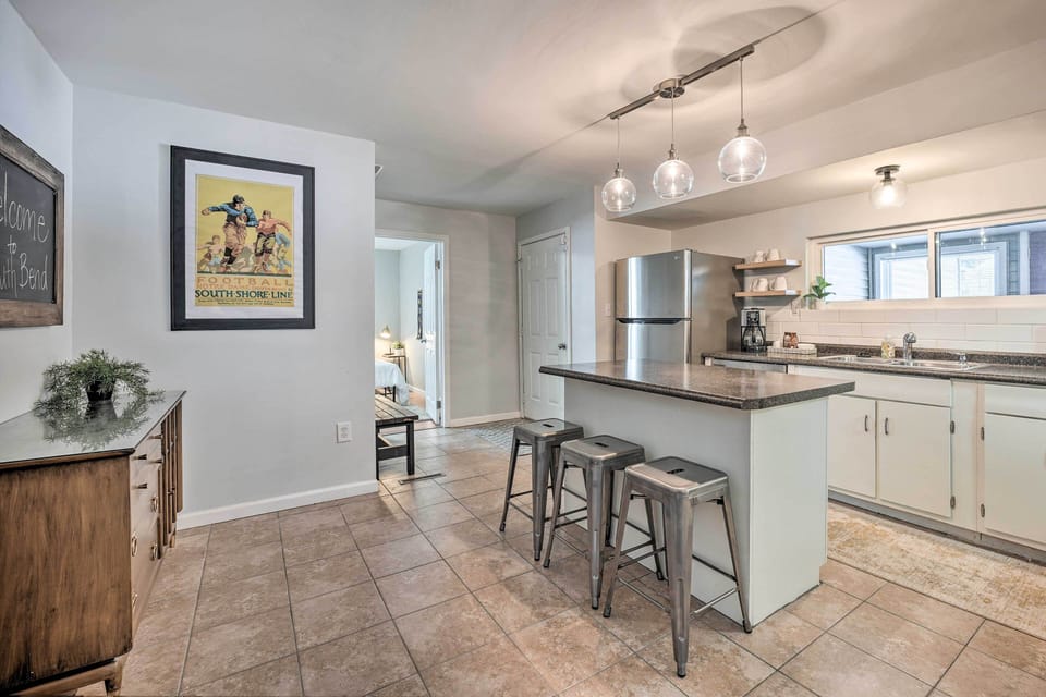 Kitchen | 3-Person Breakfast Bar