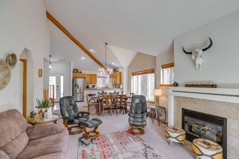 Living Room | Free WiFi | Central A/C & Heat | Smart TV