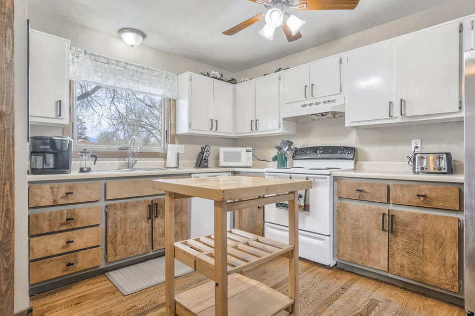 Open and bright kitchen with everything you need!