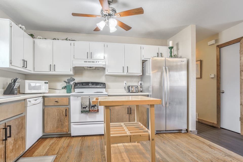 Open and bright kitchen with everything you need!