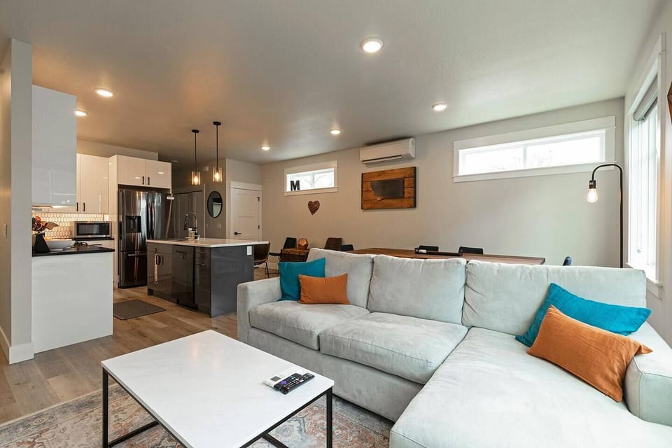 Living Area ( Main Floor, Level 2) 