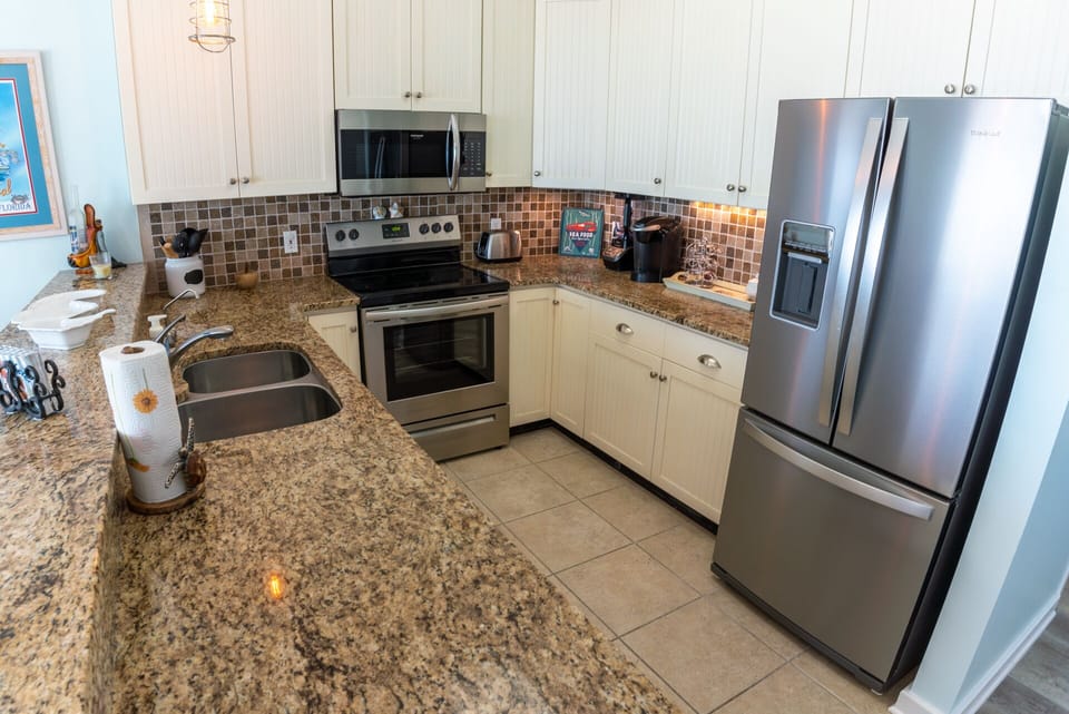 Well-equipped kitchen w/ pantry