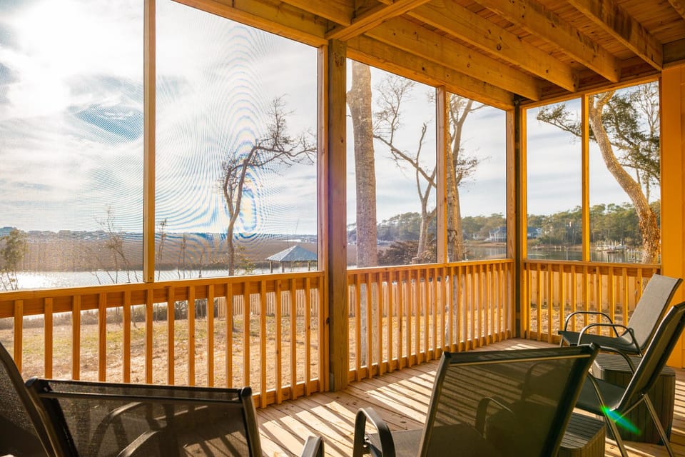 Screened Porch / View