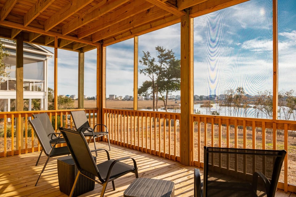 Screened Porch / View