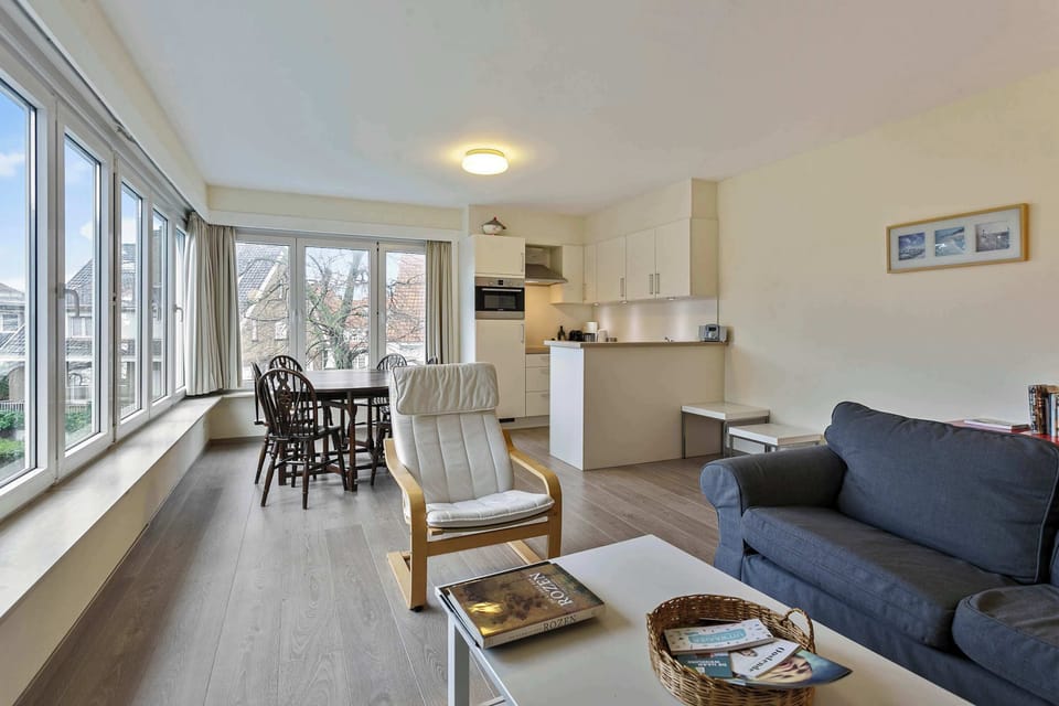 Living area with seating space, dining tabel and open kitchen