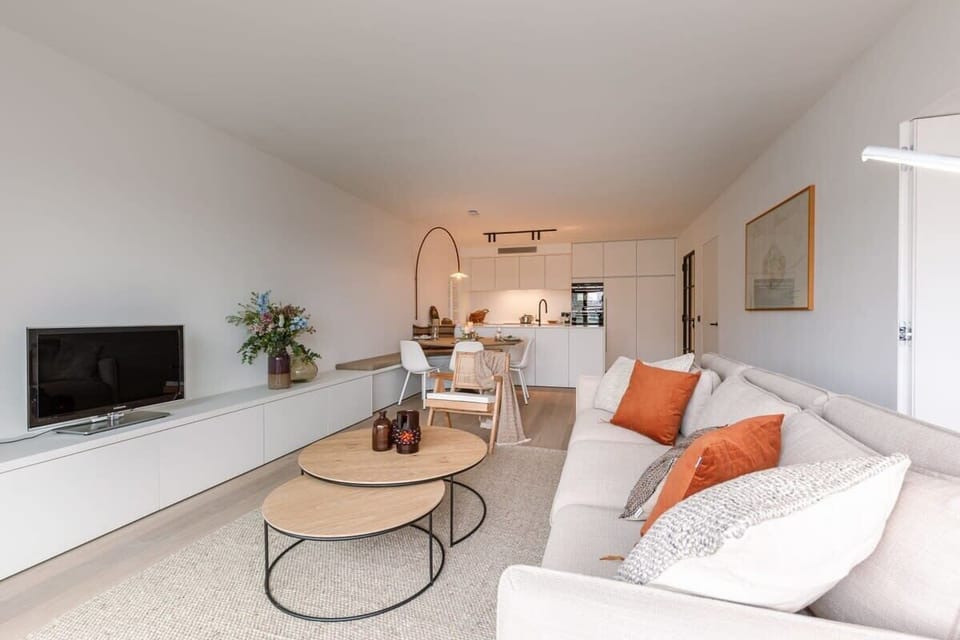 Bright and modern living area with lateral sea view
