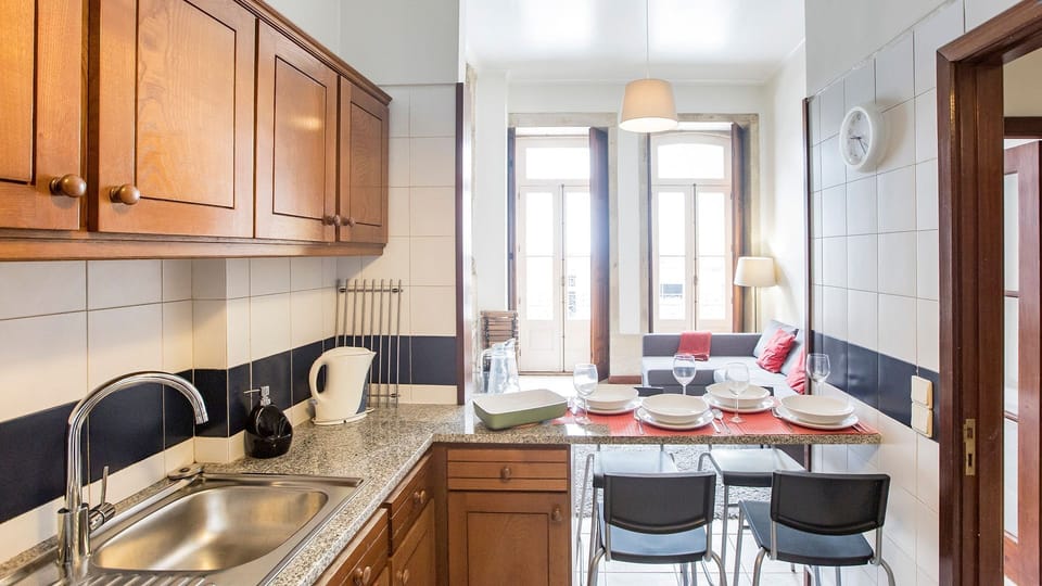 Kitchen and Dining Area #Porto #airbnb
