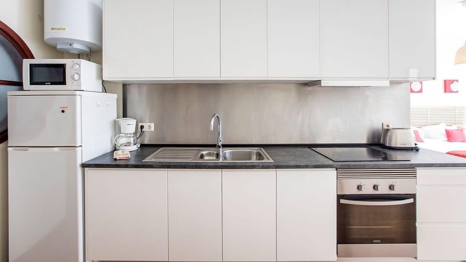 Fully equipped kitchen #downtown #porto #airbnb