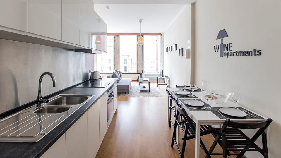 Fully equipped kitchen and dining area. #downtown #porto #airbnb