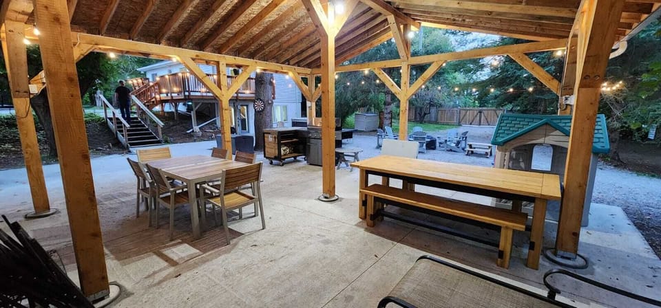 Covered patio, bbq, outdoor dining area