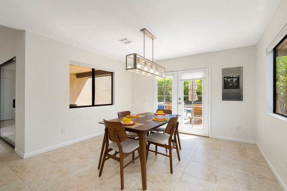 Kitchen eating area. 
