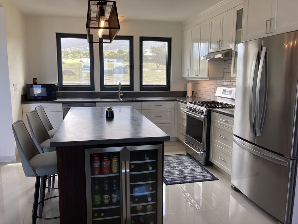 Beautiful Kitchen, outstanding mountain views!