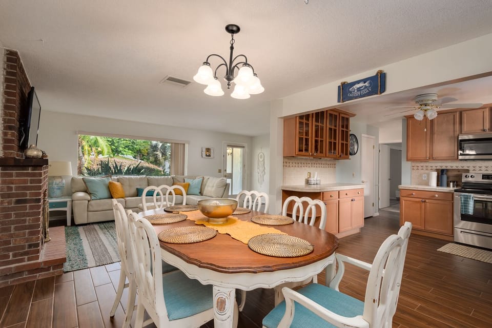 Cozy coastal open concept dining area for 6!