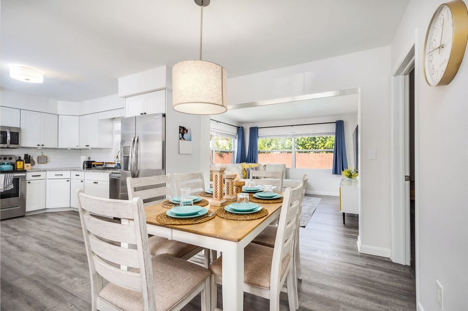 Dining for 6, with options for 2 more to eat at the Kitchen Island. 
