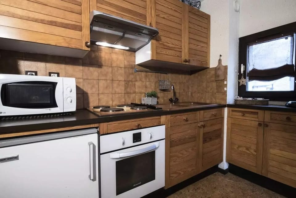 Microwave, oven, coffee/tea maker, electric kettle
