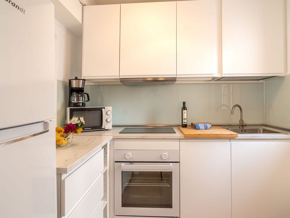 Cabinetry, Kitchen Sink, Countertop, Property, Sink, Building, Kitchen, Kitchen Stove, Interior Design, Tap