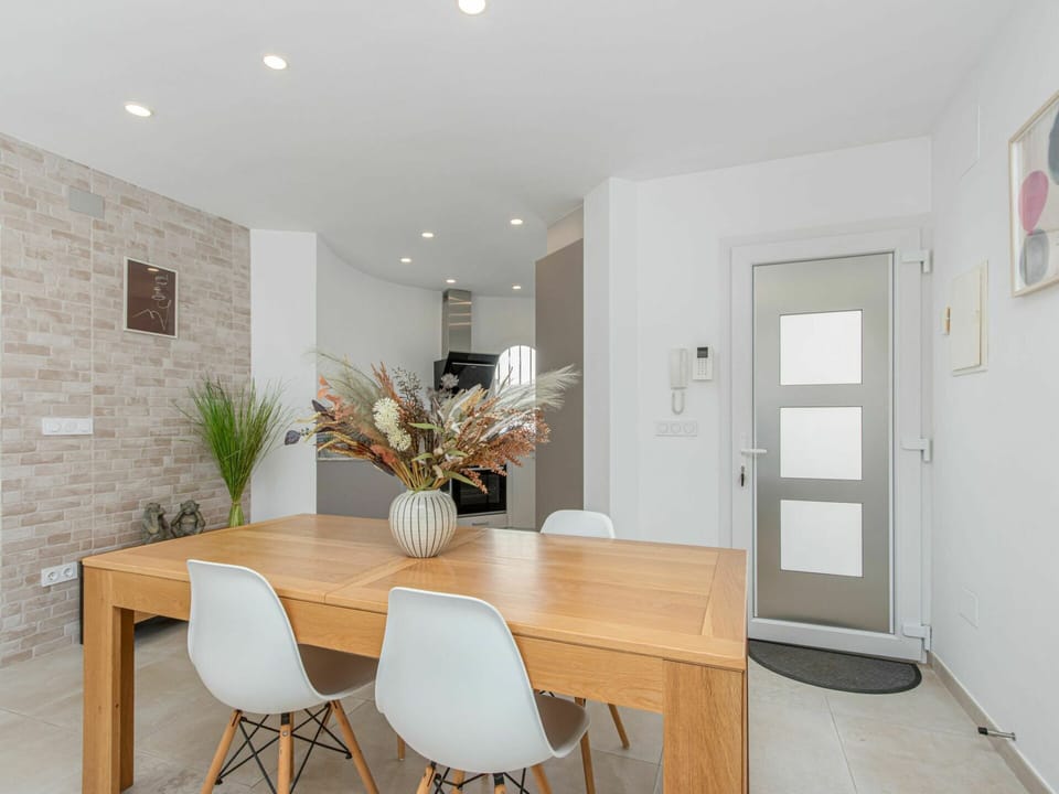Table, Furniture, Property, Chair, Wood, Plant, Interior Design, Architecture, Flooring, Floor