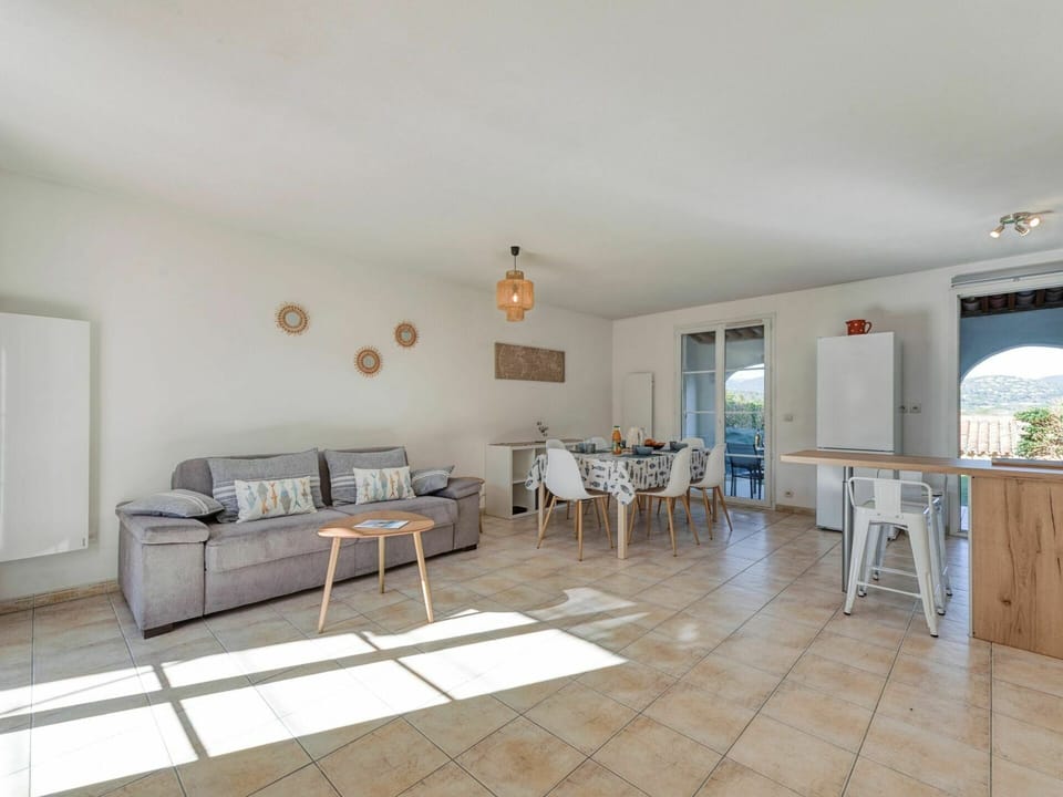 Picture Frame, Furniture, Table, Couch, Houseplant, Chair, Building, Flooring, Living Room, Floor