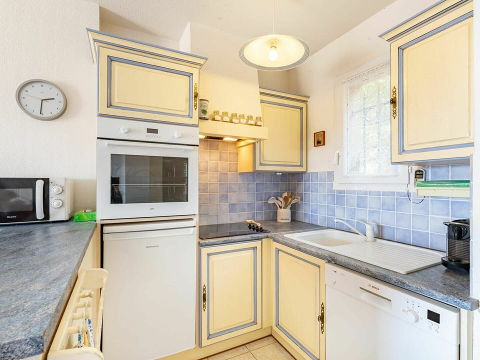 Cabinetry, Kitchen Sink, Countertop, Sink, Property, Kitchen Stove, Lighting, Kitchen Appliance, Interior Design, Kitchen
