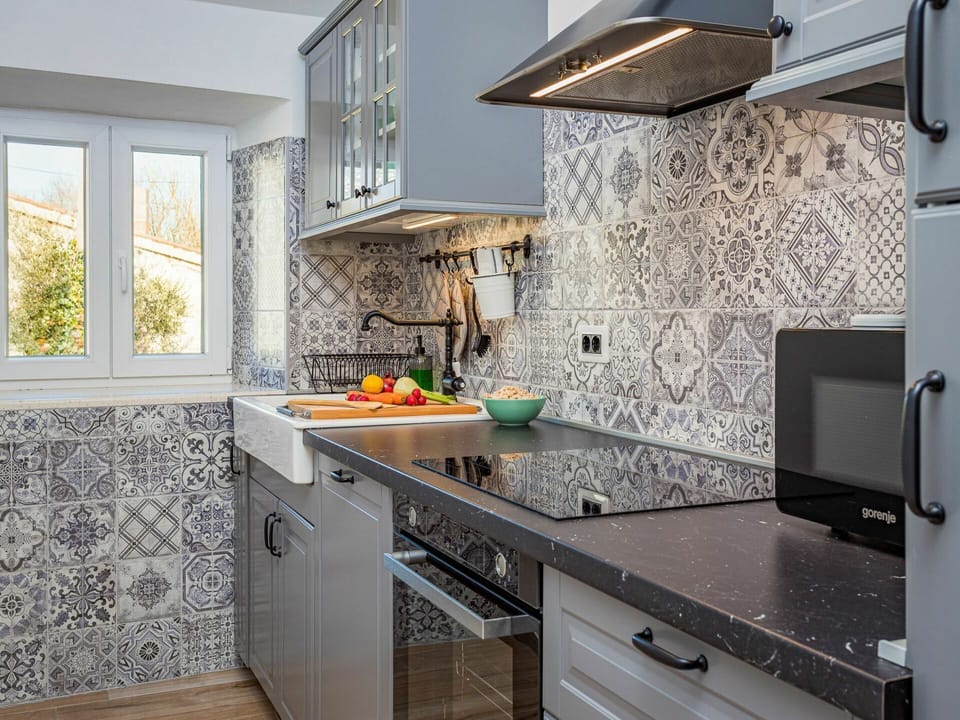 Countertop, Cabinetry, Kitchen Sink, Property, Building, Sink, Tap, Window, Kitchen Stove, Kitchen