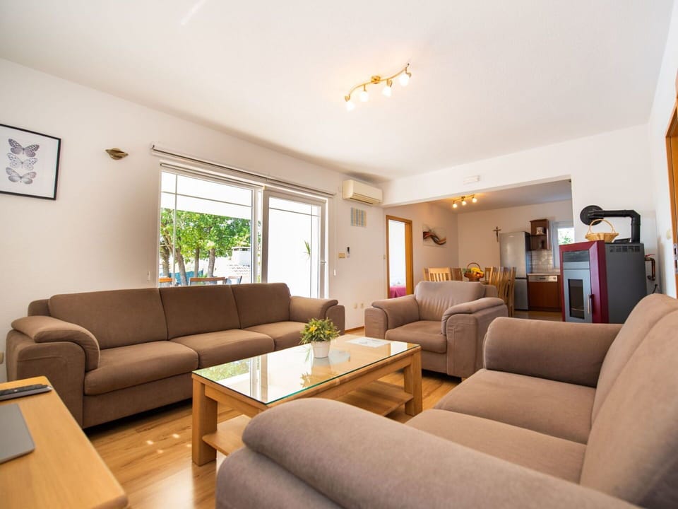 Table, Furniture, Couch, Property, Picture Frame, Building, Plant, Lighting, Houseplant, Studio Couch