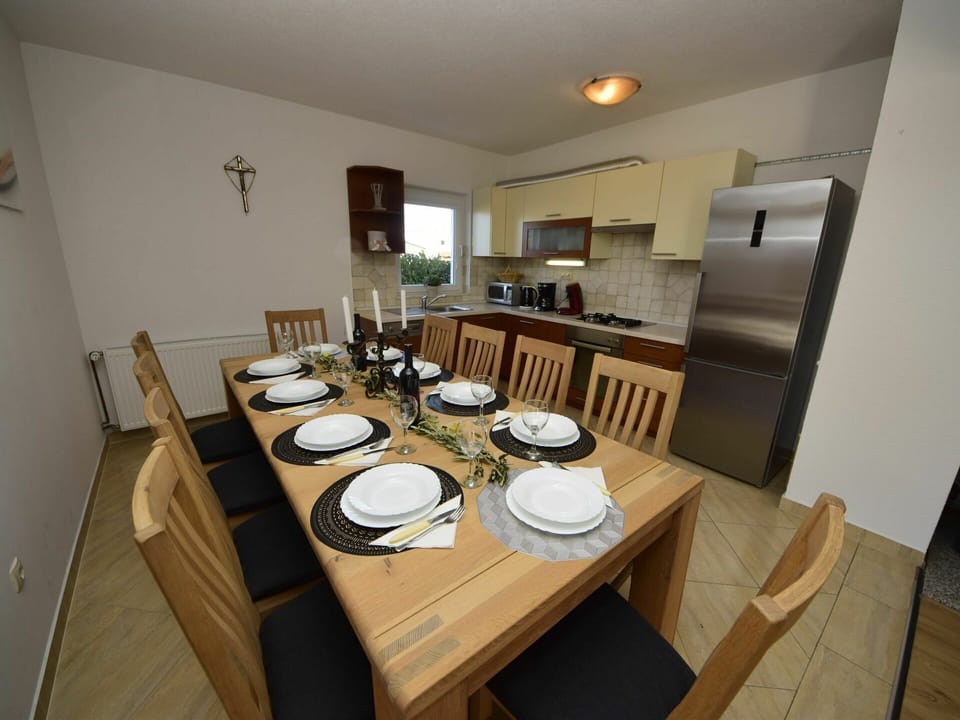Table, Tableware, Furniture, Kitchen & Dining Room Table, Chair, Building, Dishware, Wood, Interior Design, Plate