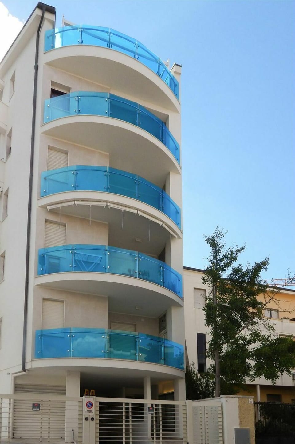 Building, Sky, Plant, Window, Urban Design, Tree, Neighbourhood, Tower Block, Condominium, Commercial Building