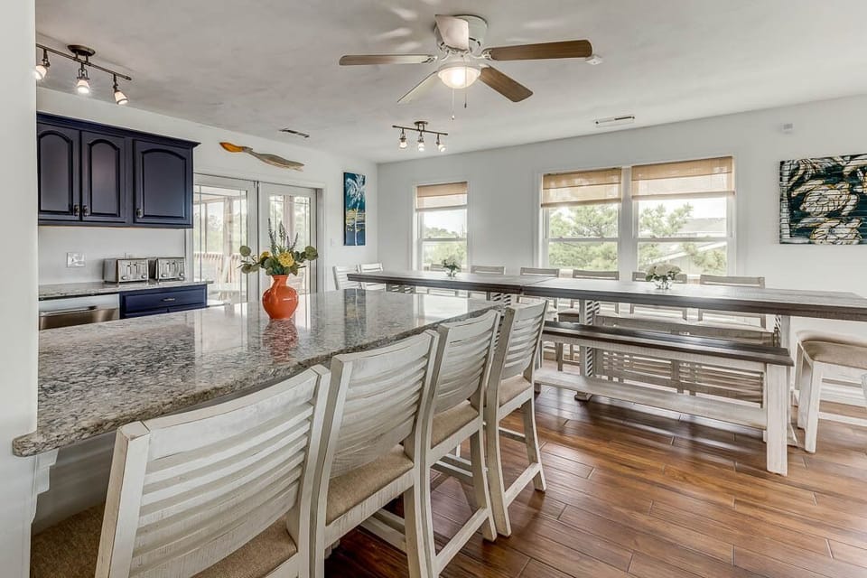 Top-Level Kitchen with Bar (seats 4)