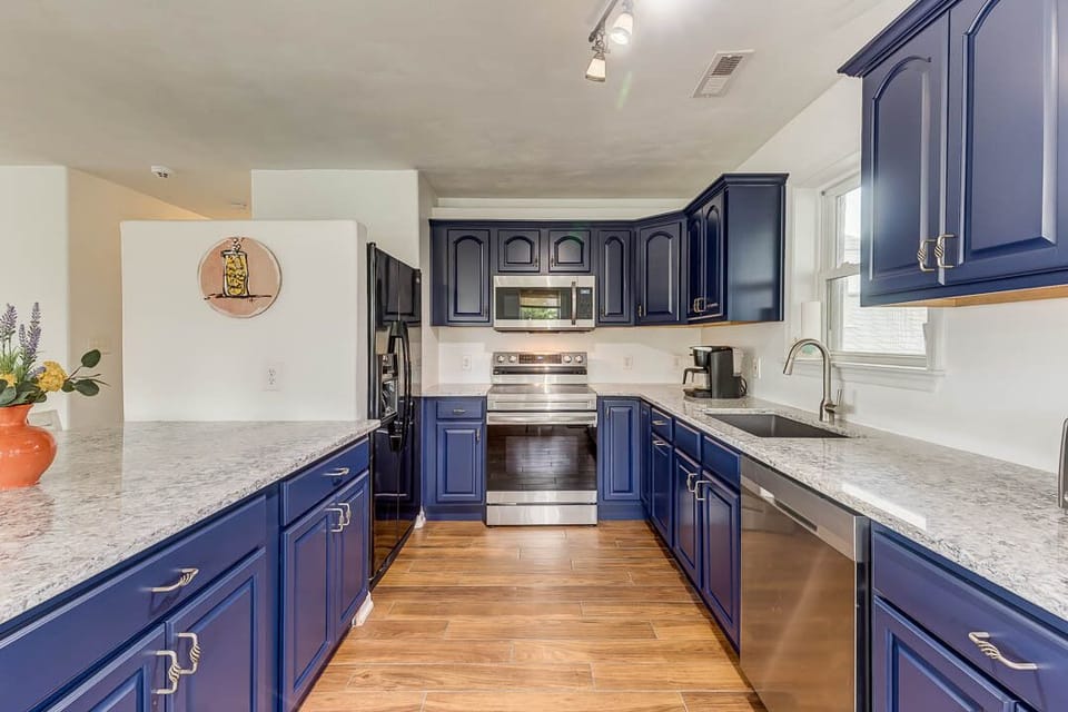 Top-Level Kitchen with Bar (seats 4)