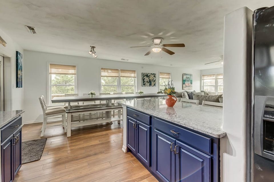 Top-Level Kitchen with Bar (seats 4)