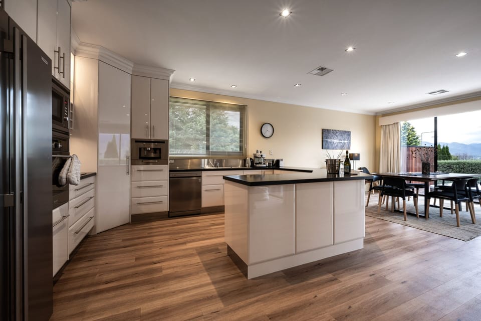 Massive kitchen. Coffee machine. Dishwasher. Side by side fridge/freezer