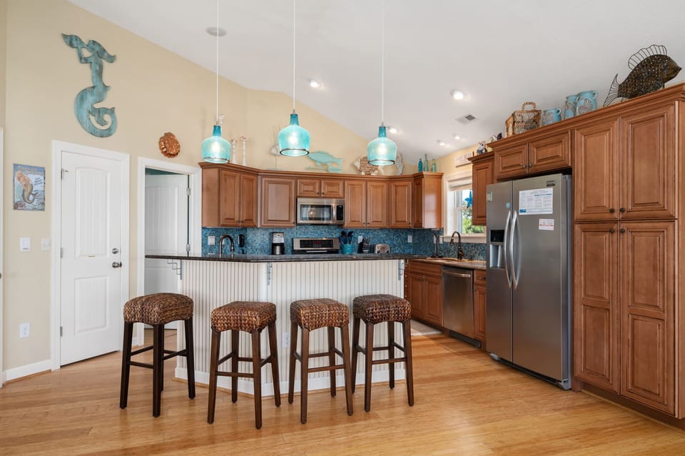 NH285: Beach Brum | TL Kitchen Area - Island Seating for 4